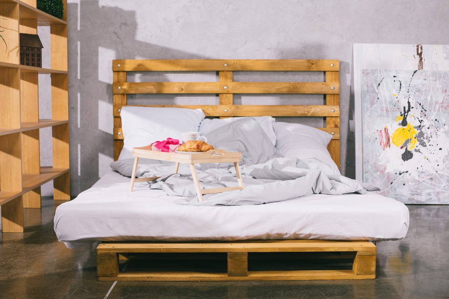 Tendência nas casas brasileiras, o uso de pallets na decoração está em alta