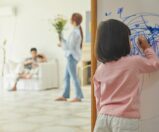 3 dicas para limpar as canetinhas da parede.