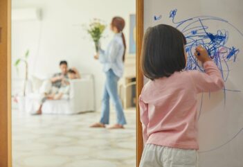 3 dicas para limpar as canetinhas da parede.